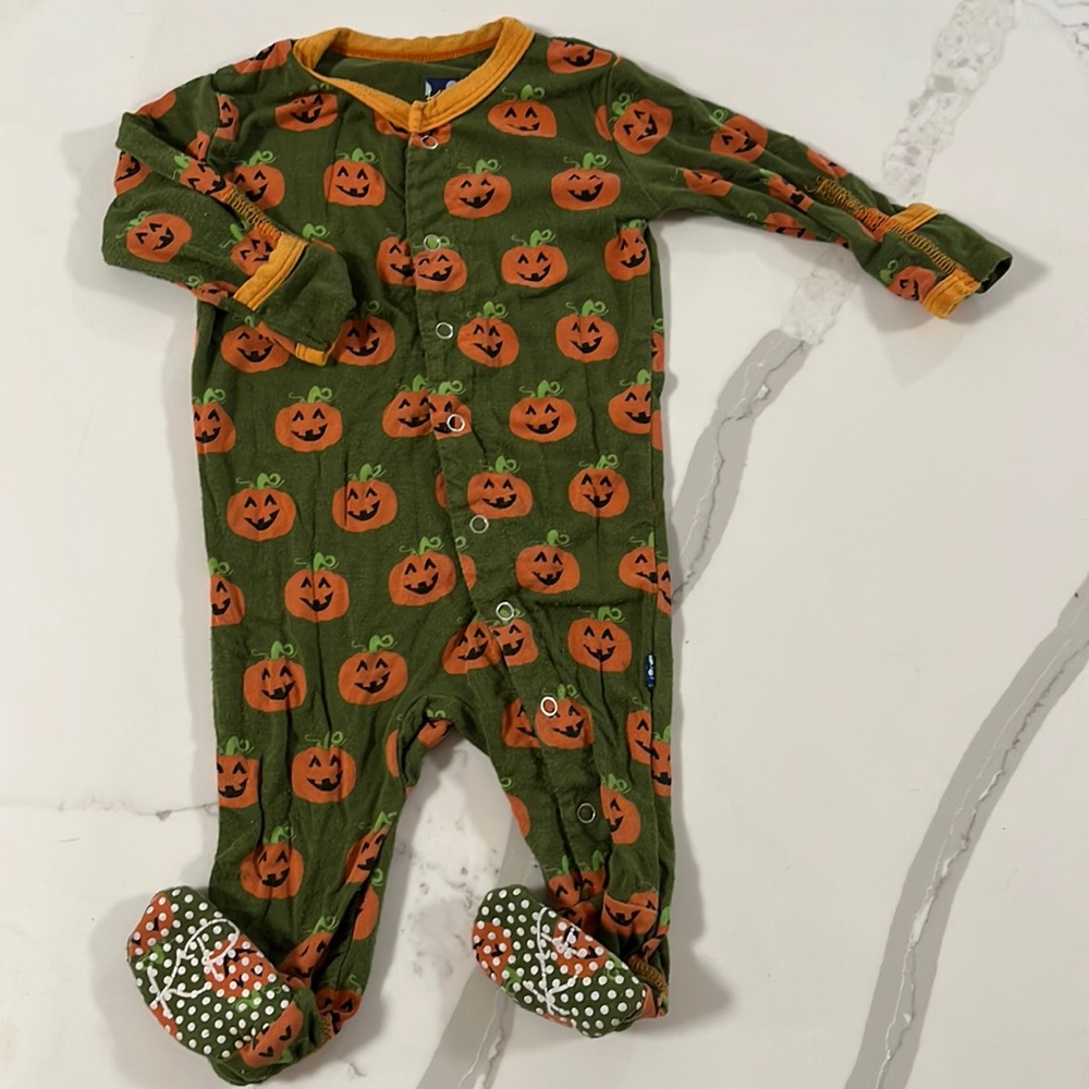 Kickee Print Footie with Zipper in Moss Jack O'Lantern 0-3m